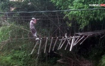 jembatan gantung di OKU hancur, pasca diterjang banjir. Foto : M Latip / okusatu.id