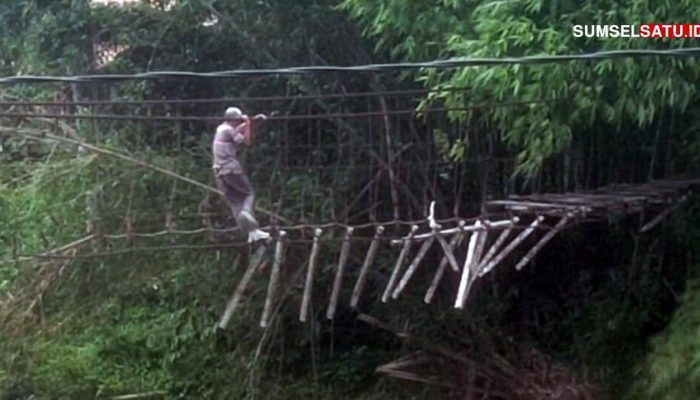 Jembatan gantung di OKU Hancur, Warga Nekat Terabas