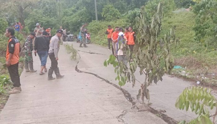 Longsor di Ulu Ogan, Jalan Retak, Lima KK Ngungsi