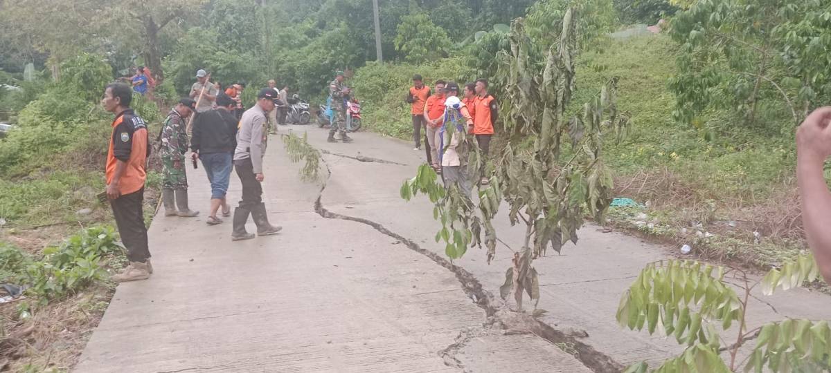 Longsor di ulu ogan Kabupaten OKU, Sumsel, membuat jalan poros rentak, dan dua rumah terdampak.